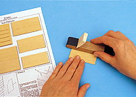 Обработка деревянных поверхностей мелкозернистой наждачной бумагой