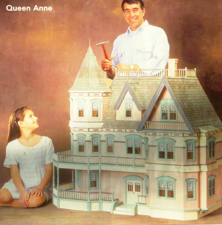Queen Anne - один из самых больших и красивых кукольных домов