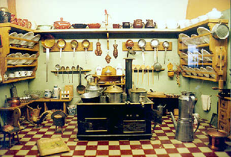 Миниатюрная старинная кухня