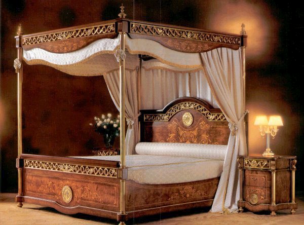 Ренессансная спальная кровать с балдахином