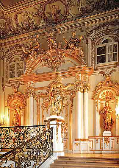 Парадная лестница дворца в Петергоффе