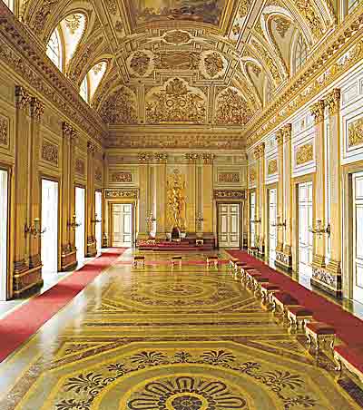 Тронный зал в Палаццо Реале в Казерме выделяется своим царственным видом