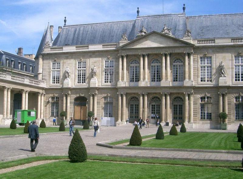 Ярким образцом архитектуры Рококо является отель Субиз, построеный для принца де Субиза в 1705-09 гг в Париже. Как и другие особняки, он отгорожен от прилегающих к нему улиц высокой стеной с роскошными въездными воротами