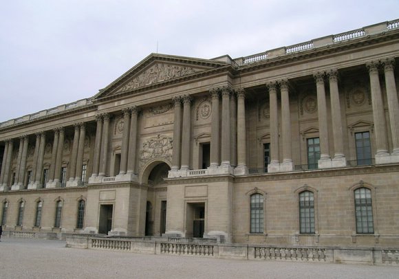 Восточный фасад Лувра с колоннадой
