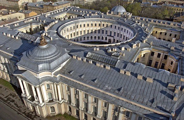 Здание Петербургской академии художеств - одно из первых российских зданий в стиле классицизма