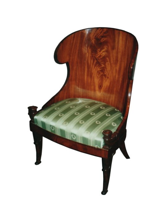 Кресло имеет форму, получившую название корытце. Подобные кресла вошли в обиход не ранее 1810-х годов Материалы: пламя красного дерево, резьба, обивочная ткань