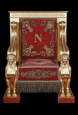 В декоре кресла использована буква N (начальная в имени Наполеона)