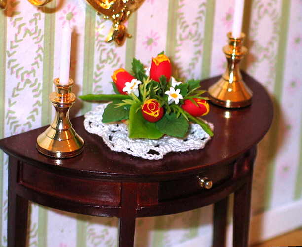 Столик декорирован цветами и подсвечниками