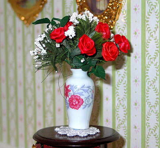 Столик декорирован цветочной вазой