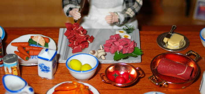 Куке занята подготовкой мяса и прочих ингредиентов к обеденным блюдам