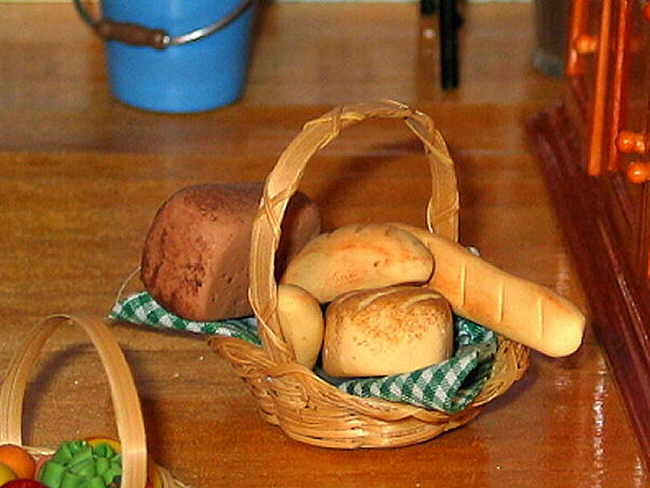 Большая корзина со свежим, ароматным хлебом и булками, только что доставленная из пекарни просто стоит на полу