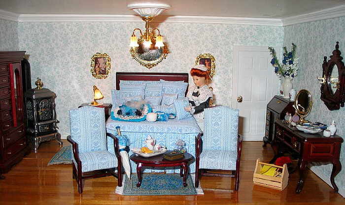 Нежно голубое постельное белье и покрывала, ковры и обивка кресел, голубые обои на стенах наполняют помещение спальни свежестью и прохладой