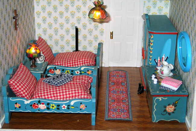 Уютная спальня обставлена мебелью, выполненной в традиционном тирольском стиле