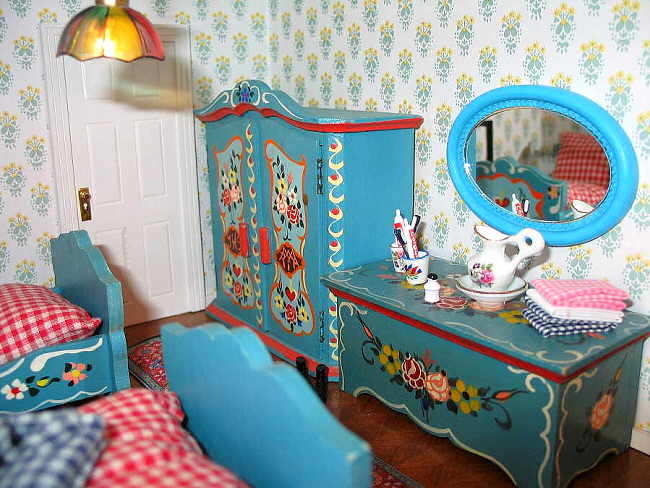 Уютная спальня обставлена мебелью, выполненной в традиционном тирольском стиле