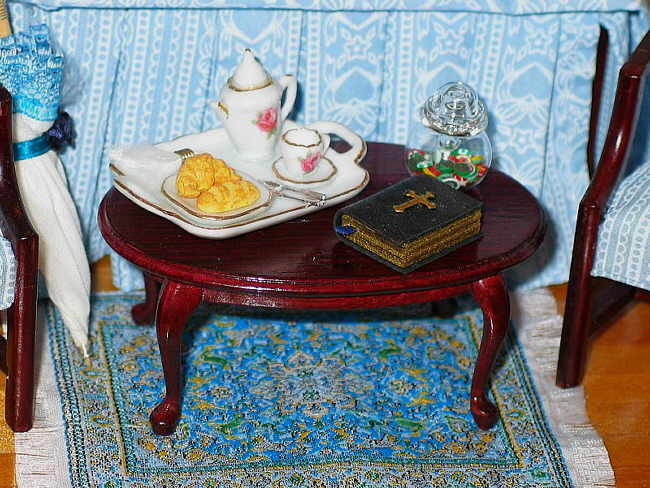 На круглом столике поднос с легким завтраком и библия