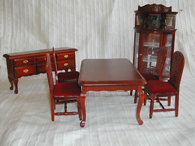 GA-CO-03E. Набор мебели для столовой из 7 предметов. Обеденный стол с прямоугольной столешницей, 4 стула, комод для столовых приборов с 6-ю выдвижными ящиками, витрина с акриловыми стеклами. Выпускается в 2 вариантах отделки деревянных поверхностей: цвет красного дерева, белый цвет