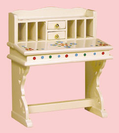 Т1-31. Письменный стол с бюро для детской комнаты. Варианты исполнения: натуральное дерево, кремовый с цветочным орнаментом. BxSxH(см)=8,9х4,7х10,2